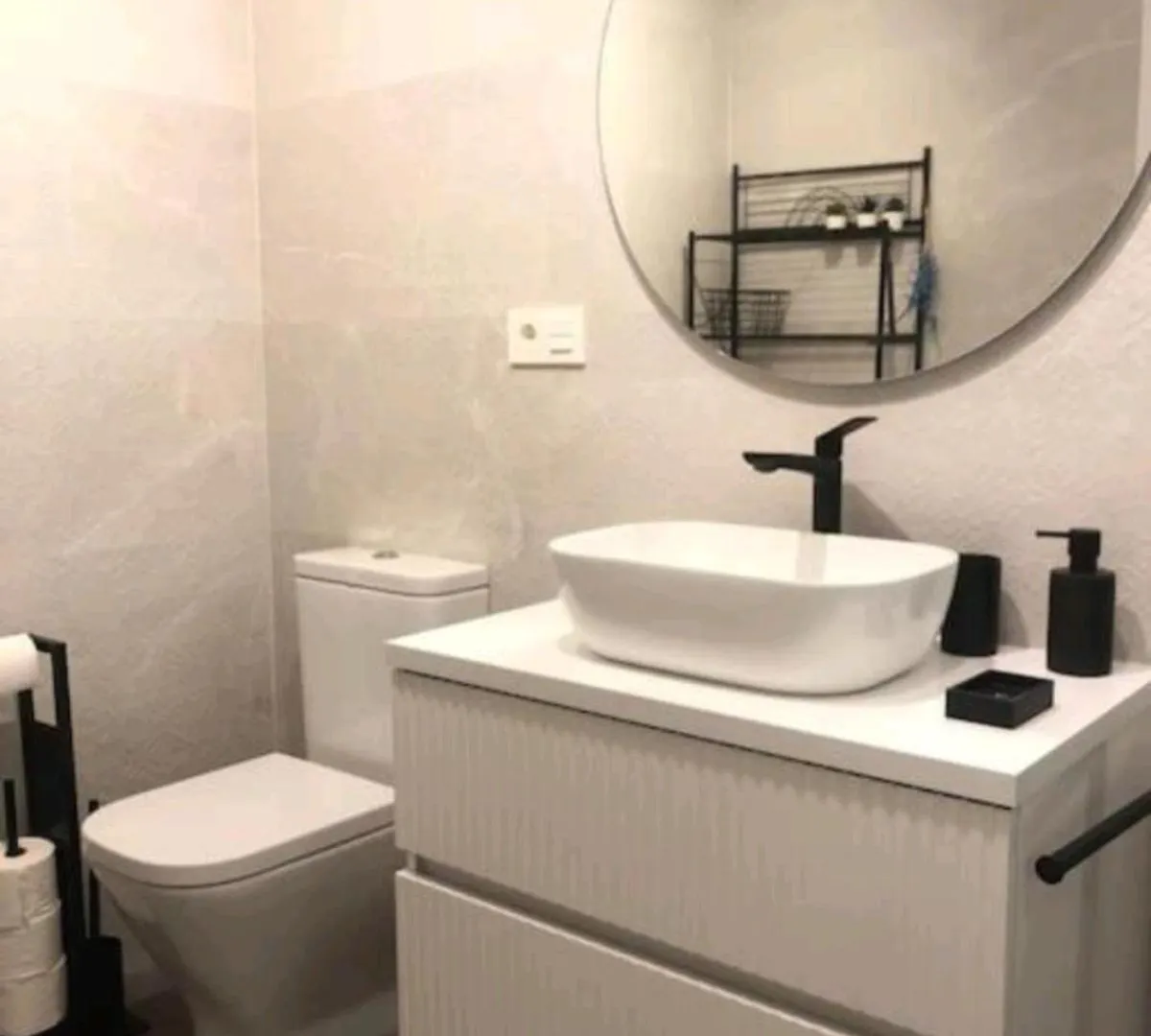 Modern Beachside Apartment ماربيا